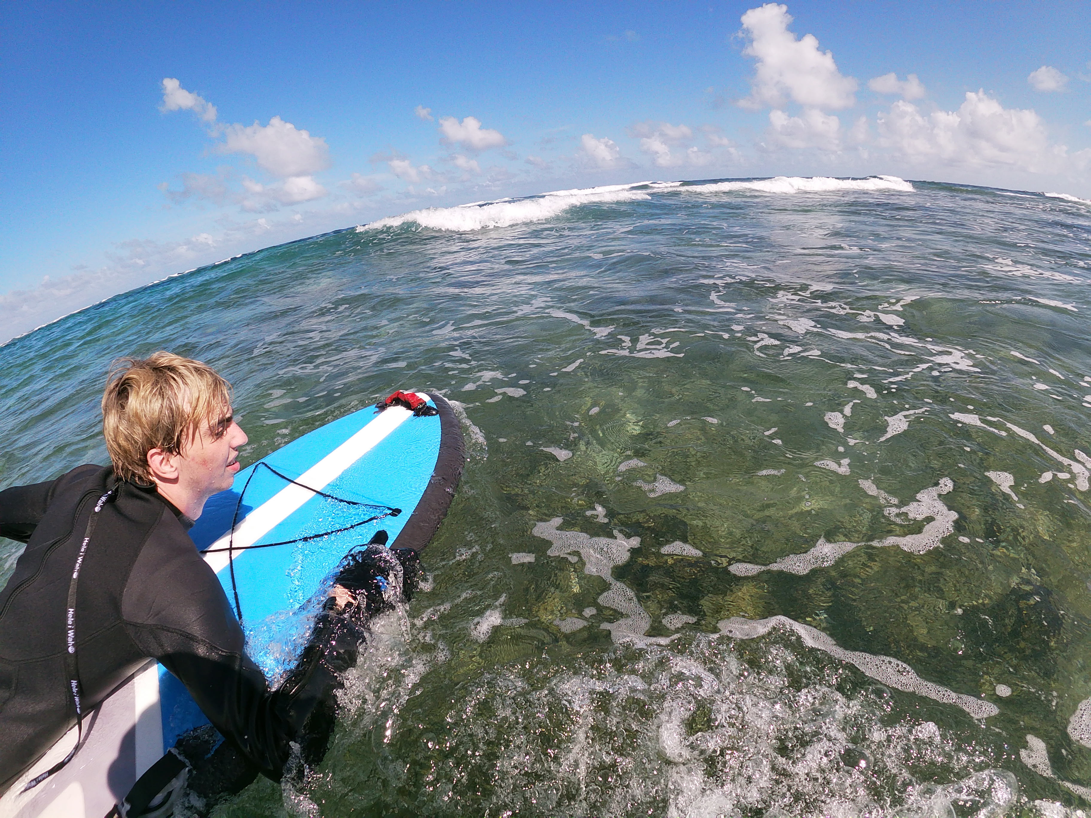那覇でサーフィン体験！初めてでのサーフィンデビューを絶景の沖縄ブルーで楽しもう！