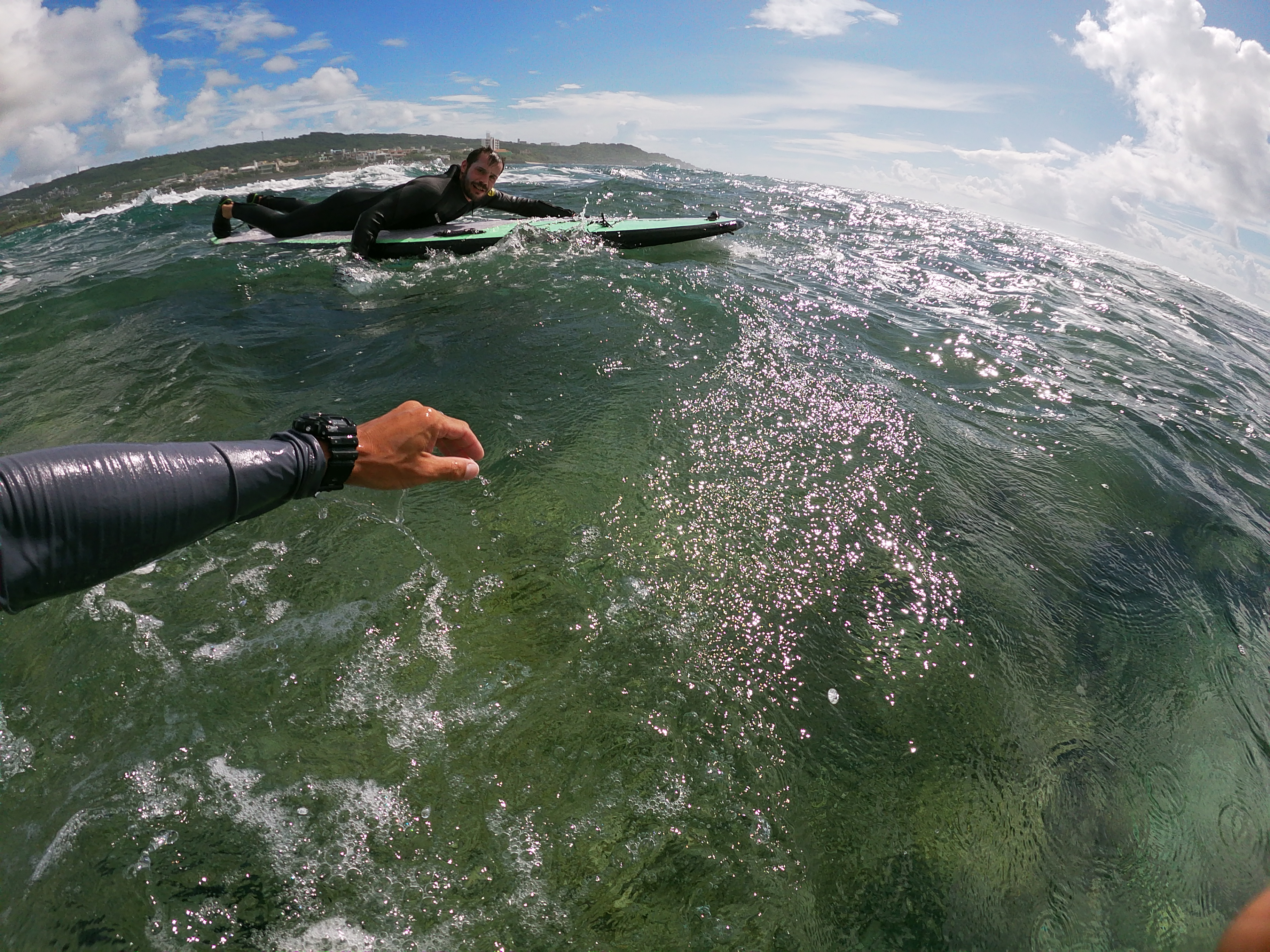 イタリアから沖縄へサーフィン体験へ！ハードなコンディションを乗りこなして楽しむ！