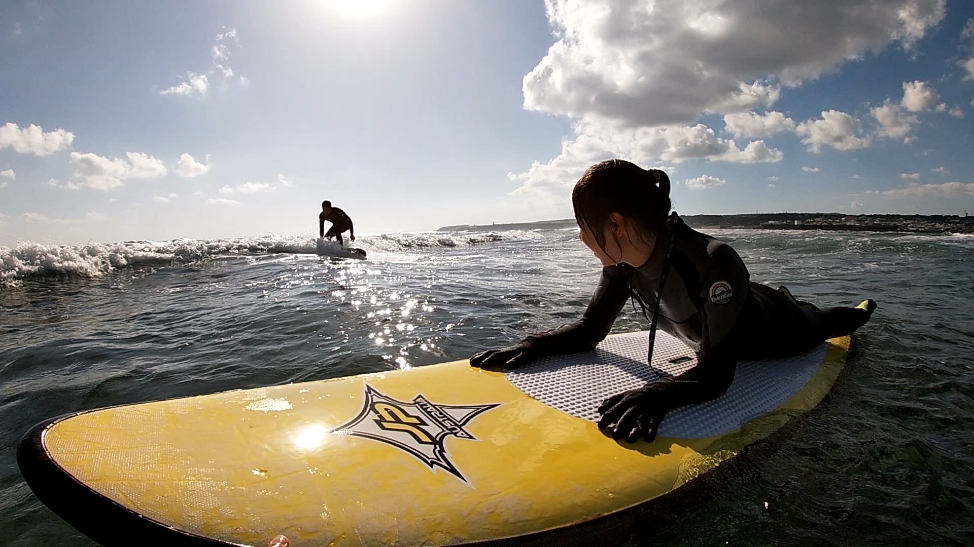 カップルでサーフィン旅行！沖縄の波を楽しむ！彼女が初でも安心のプライベートスクール！