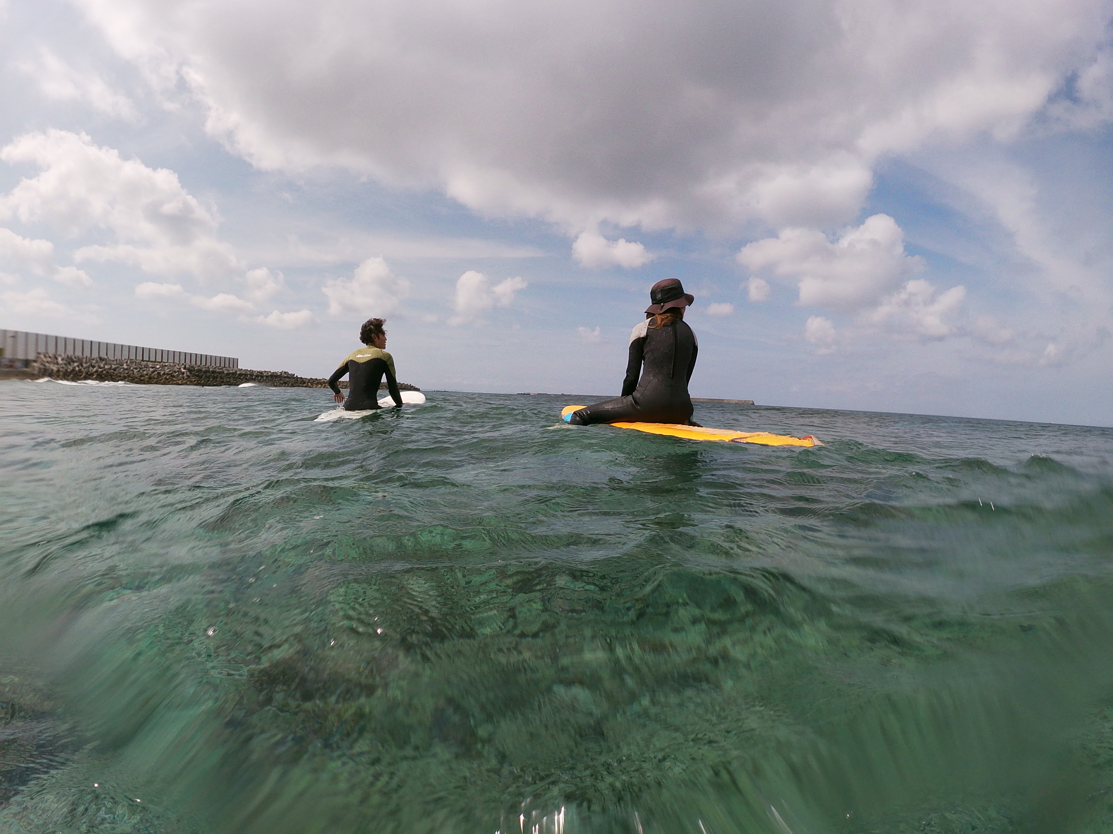 カップルで初サーフトリップ！絶景の沖縄でサーフィンを満喫！