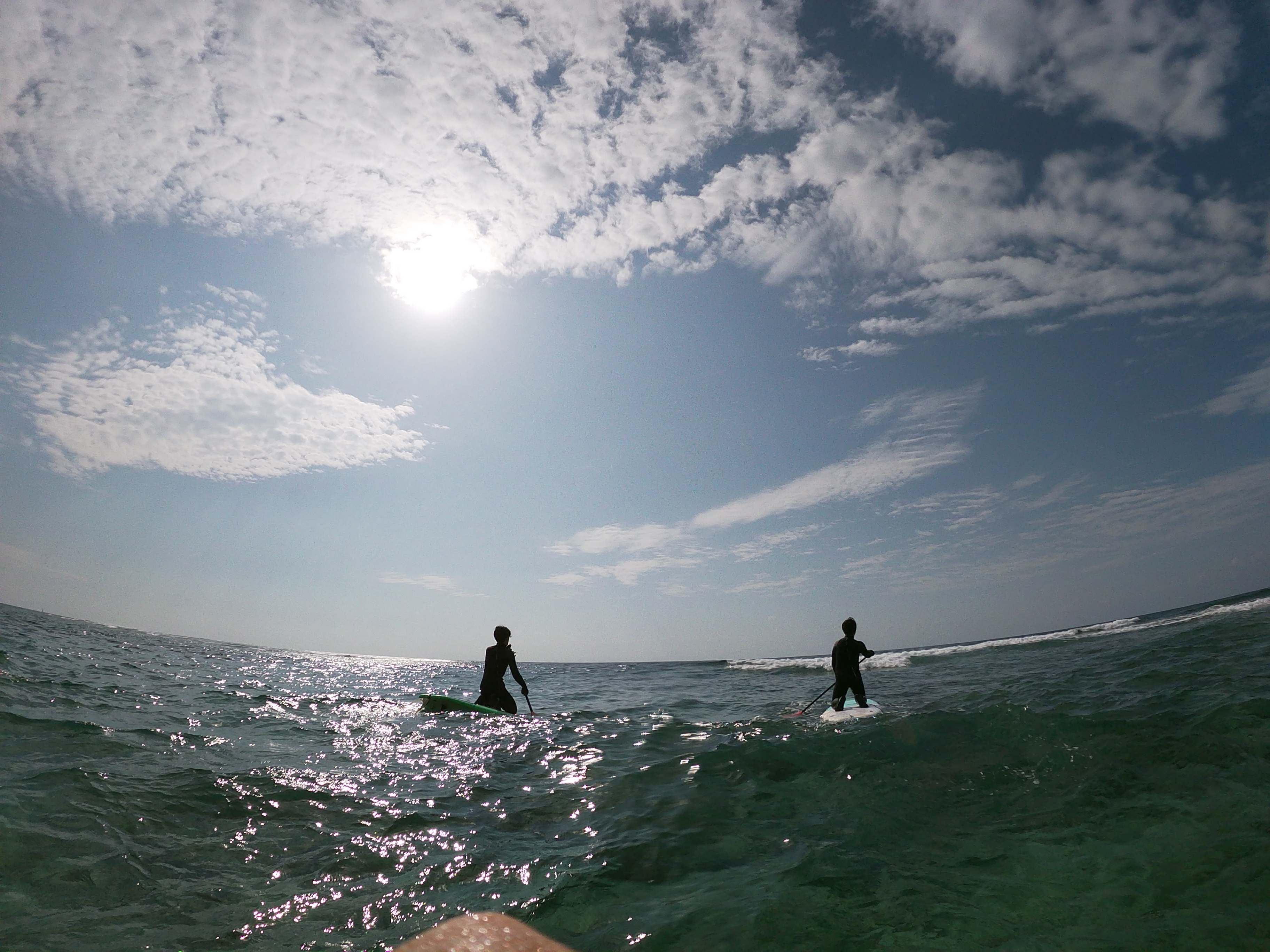 沖縄で初サップサーフィン！綺麗な絶景に感動しながら波を満喫する！
