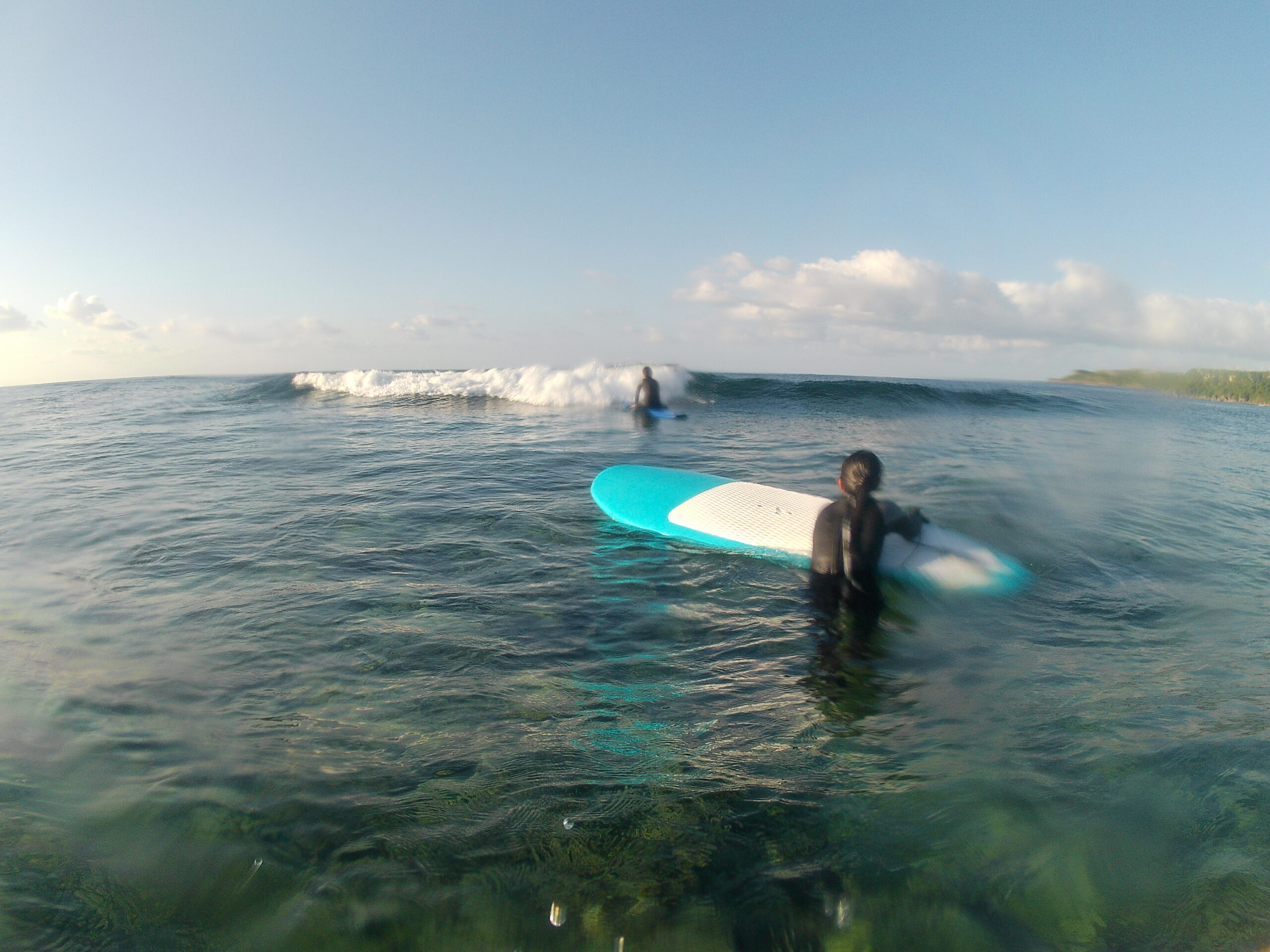 4月の沖縄の小波で家族がサーフィン体験！