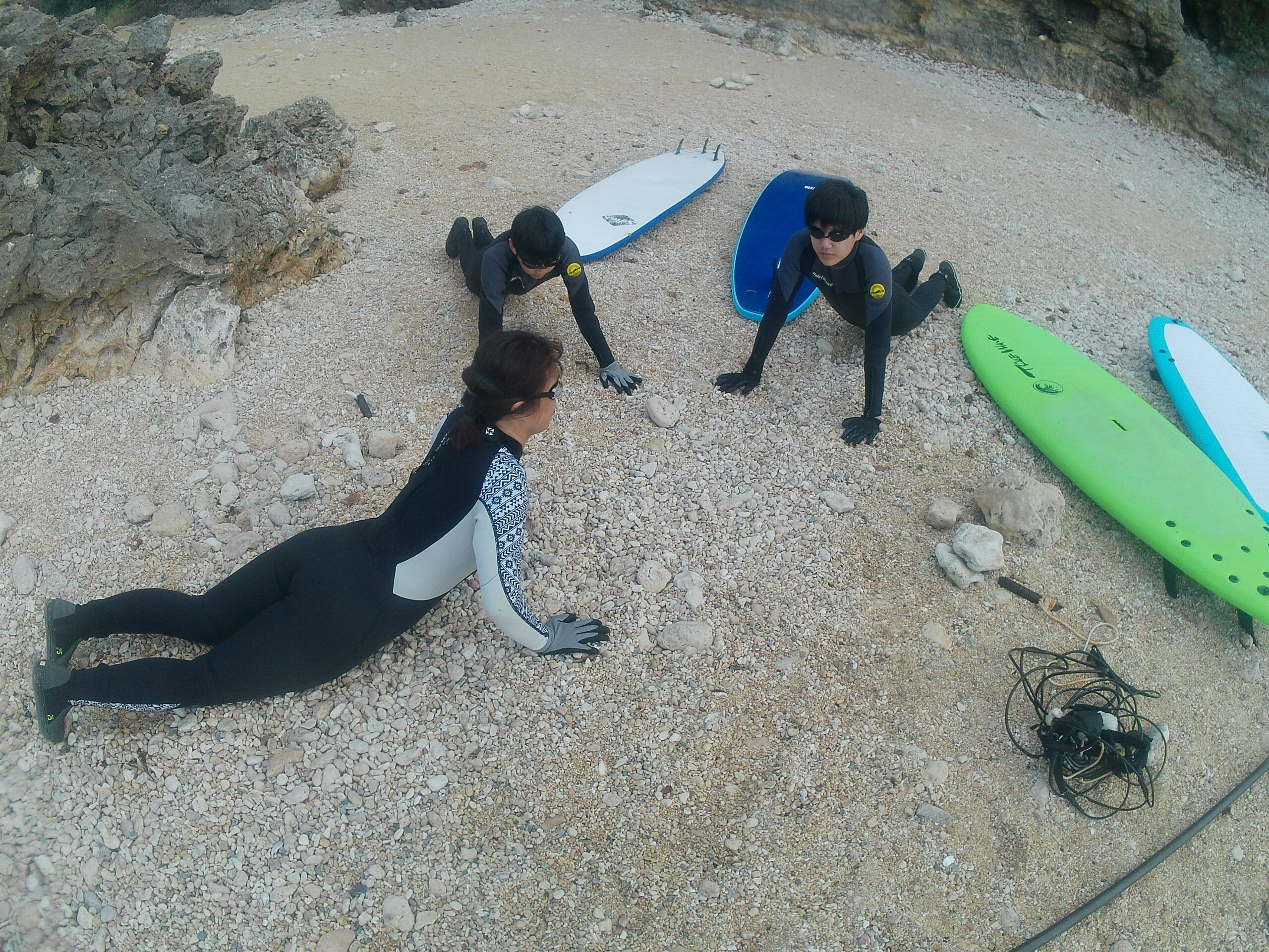 沖縄家族で初サーフィン体験！4月でも寒くない！